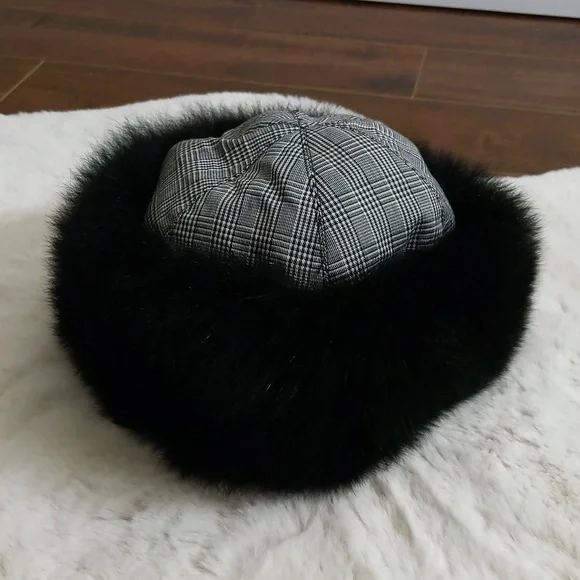 Echos de Paris| Faux Fur Trimmed Black and White Plaid Winter Cap - Picture 2 of 10